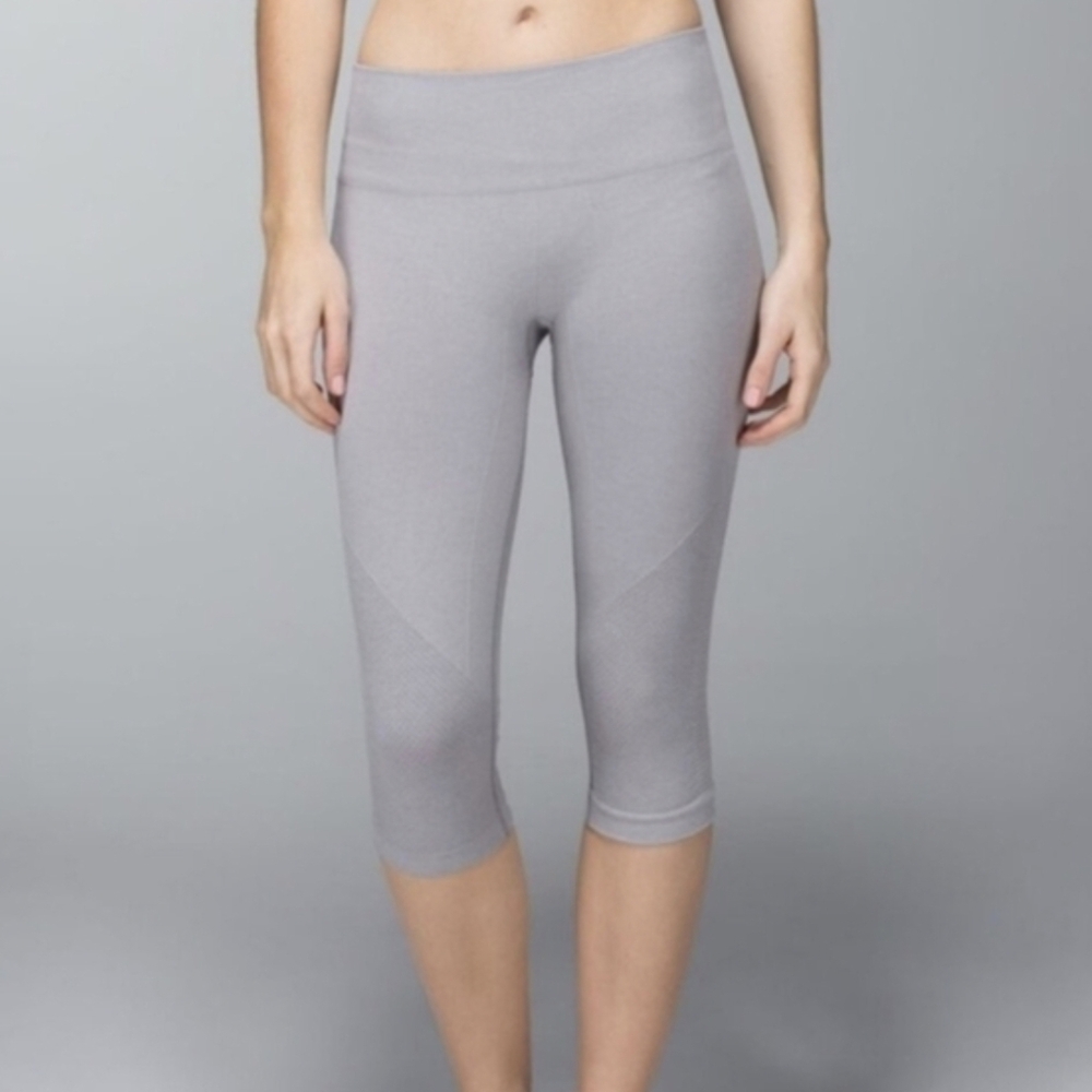 Lululemon Ebb & Flow Crop Seamless Leggings (6) EUC Grey